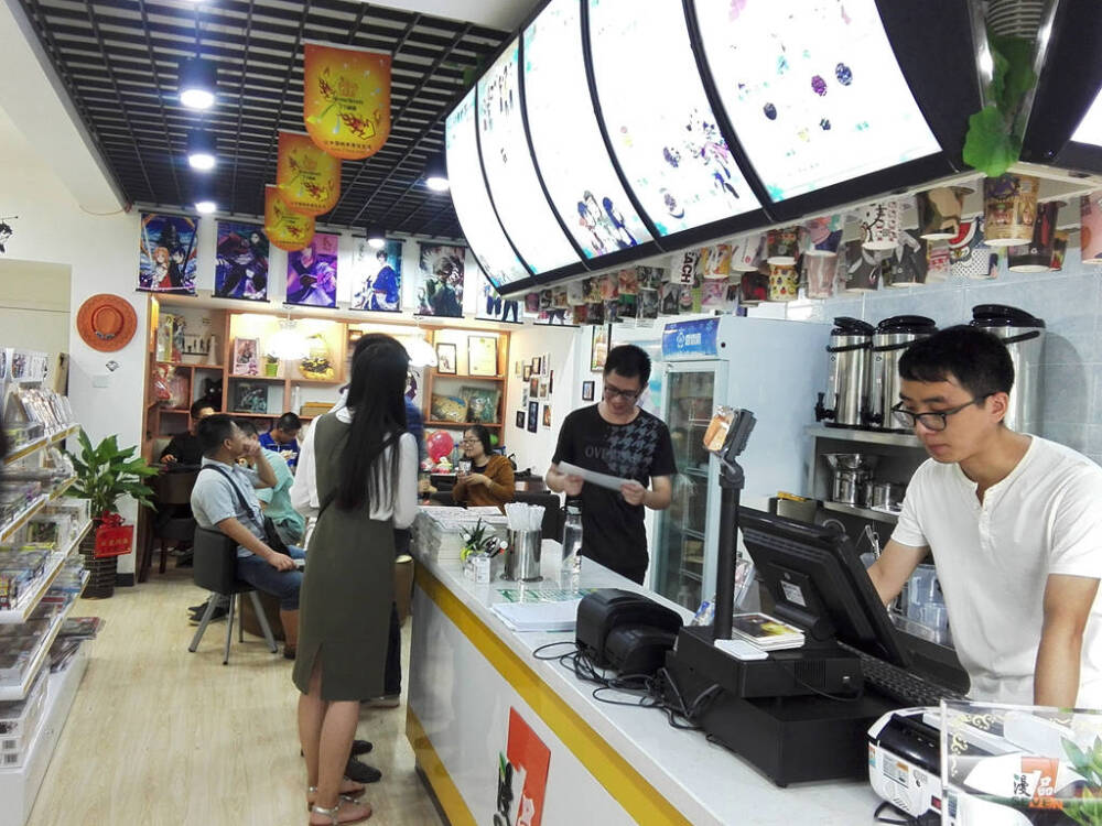 漫品店在传统动漫店的基础之上增加了动漫奶茶，动漫咖啡，动漫西点，卡座休息区等服务，吸引顾客数来能够跟过，留住顾客时间更久，销售额更有保障。