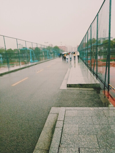 雨后的校园 下课后的场景