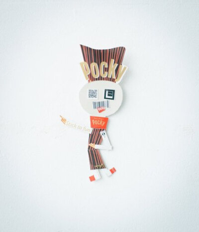 一位日本插画师的业余活动居然是用吃完的零食包装制作“零食人”！经过一系列组合拼接，变废为宝，生动有趣。