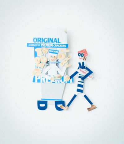 一位日本插画师的业余活动居然是用吃完的零食包装制作“零食人”！经过一系列组合拼接，变废为宝，生动有趣。