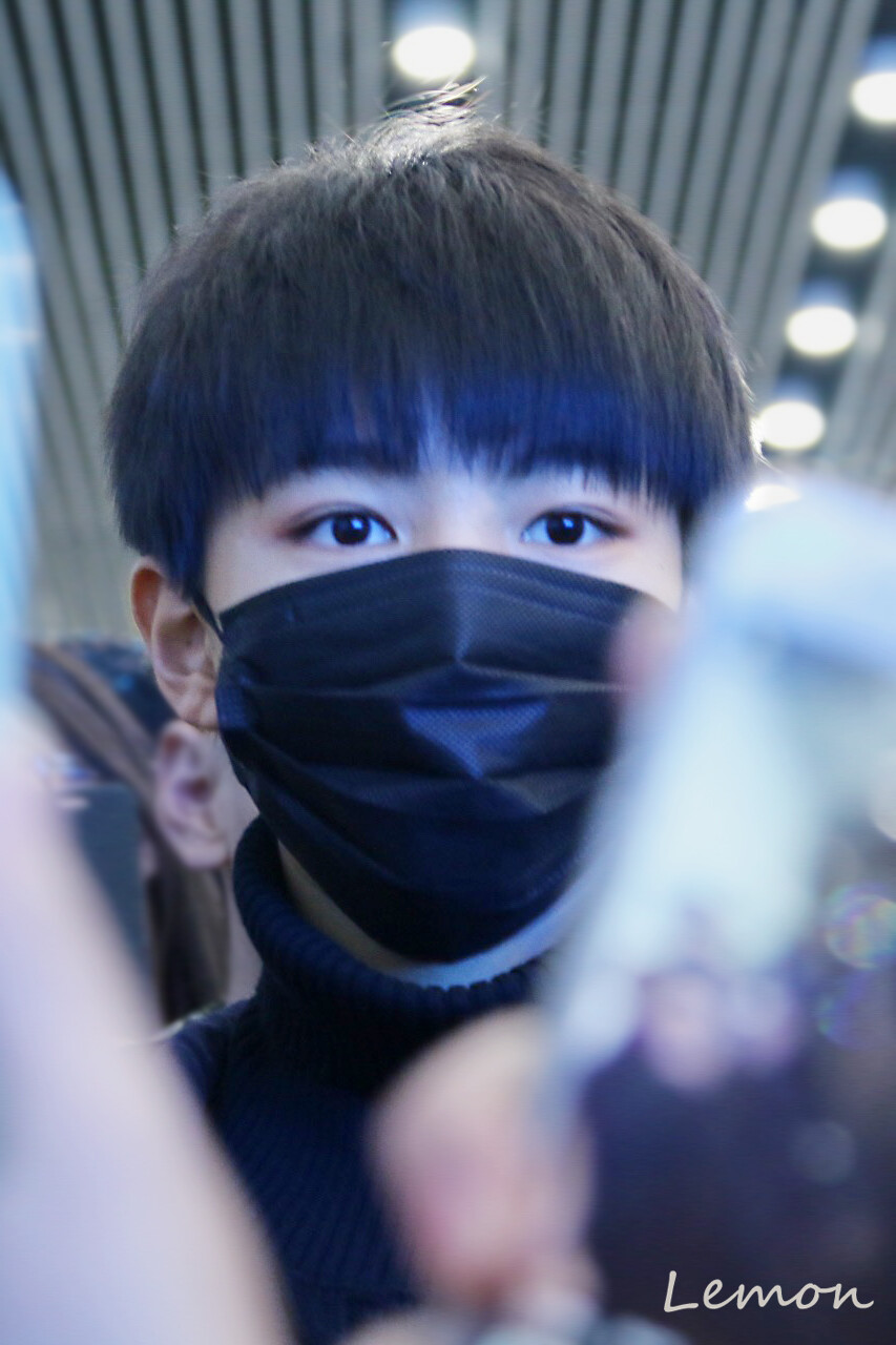 #王俊凱# #TFBOYS王俊凱# #TFBOYS# 151130 北京首都機(jī)場-重慶江北機(jī)場 cr：LLLemonK