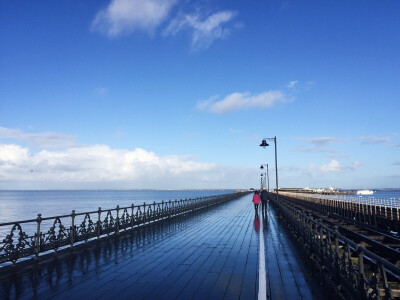 从朴茨茅斯坐船去怀特岛，在Ryde下船。走过长长的通道进入陆地，天空和大海都蓝的不像话。