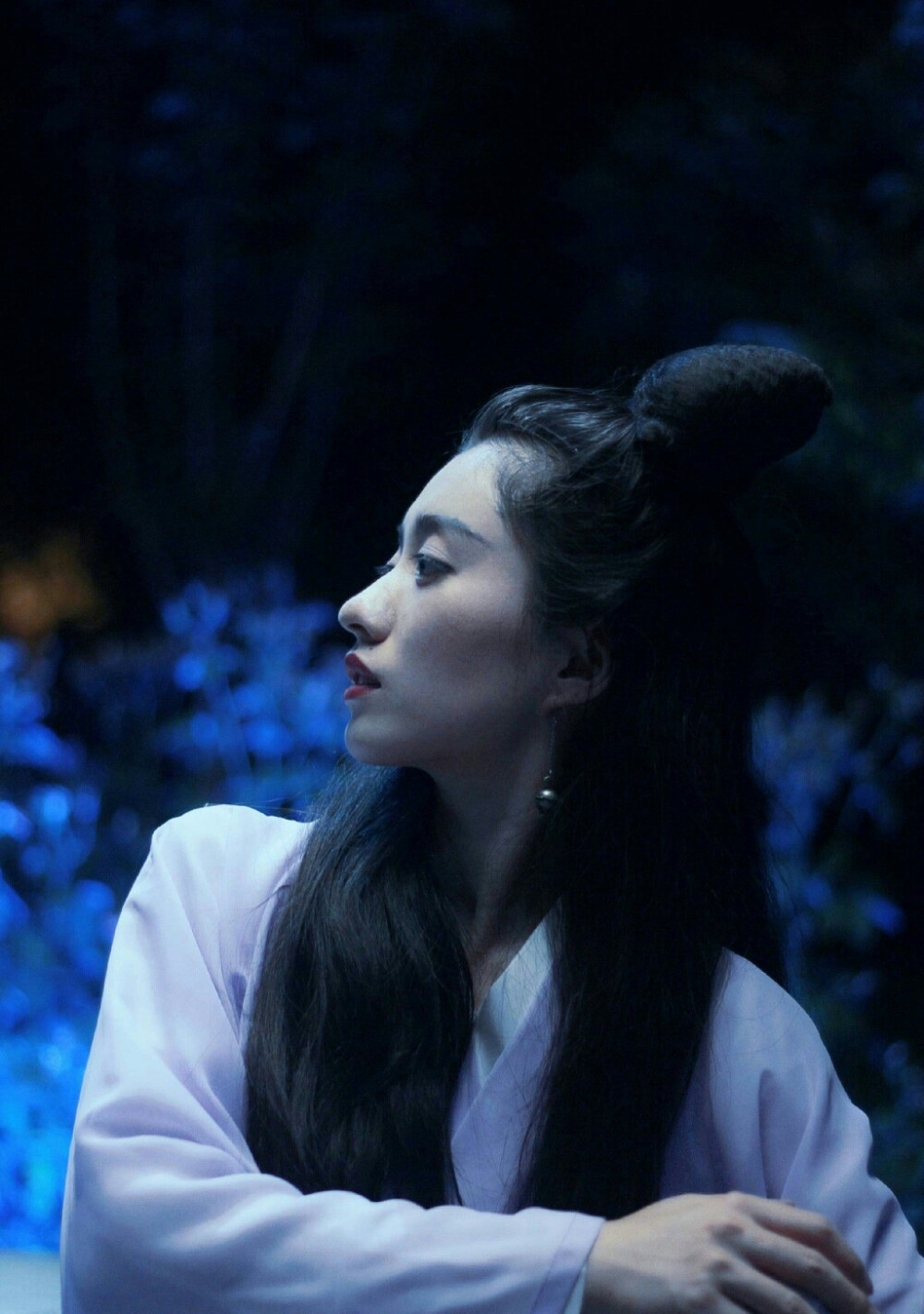 对闲窗畔停灯向晓抱影无眠