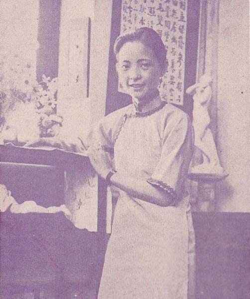 唐瑛生于1910年，其父唐乃安曾留学德国，是沪上名医。其兄唐腴庐是宋子文最亲信的秘书。唐瑛毕业于旧上海的中西女塾，也是张爱玲就读过的圣玛利亚女校前身。她精通英文，善唱昆曲还会演戏。最让人讶异的是，她在卡尔登（长江剧院）大剧院用英语演出了整部《王宝钏》。她曼妙的舞姿，高雅的谈吐，成为旧上海的一道沉香。唐瑛之所以能成为旧上海的头牌交际花，与她自小严格的家教分不开。*