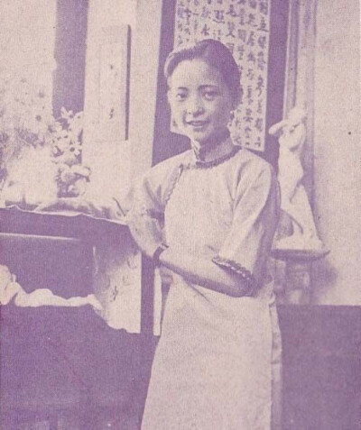 唐瑛生于1910年，其父唐乃安曾留学德国，是沪上名医。其兄唐腴庐是宋子文最亲信的秘书。唐瑛毕业于旧上海的中西女塾，也是张爱玲就读过的圣玛利亚女校前身。她精通英文，善唱昆曲还会演戏。最让人讶异的是，她在卡尔…