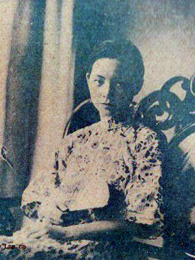 唐瑛生于1910年，其父唐乃安曾留学德国，是沪上名医。其兄唐腴庐是宋子文最亲信的秘书。唐瑛毕业于旧上海的中西女塾，也是张爱玲就读过的圣玛利亚女校前身。她精通英文，善唱昆曲还会演戏。最让人讶异的是，她在卡尔登（长江剧院）大剧院用英语演出了整部《王宝钏》。她曼妙的舞姿，高雅的谈吐，成为旧上海的一道沉香。唐瑛之所以能成为旧上海的头牌交际花，与她自小严格的家教分不开。*