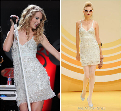 Event：“Half of My Heart” | 2009 z100 Jingle Bell Ball | December 2009 Dress：Jenny Packham Spring 2010 Taylor于2009.12.11出席了Z100 Jingle Bell Ball，并和John Mayer合唱了Half of My Heart。