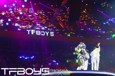  @TFBOYS组合 在昨晚于北京国家体育馆举行的湖南卫视跨年夜演唱会上，TFBOYS和大家共度了一个难忘的跨年夜。在晚会上，TFBOYS不仅带来了《Heart》、《宠爱》和《大梦想家》的串烧，还带来了全新单曲《不完美小孩》和…