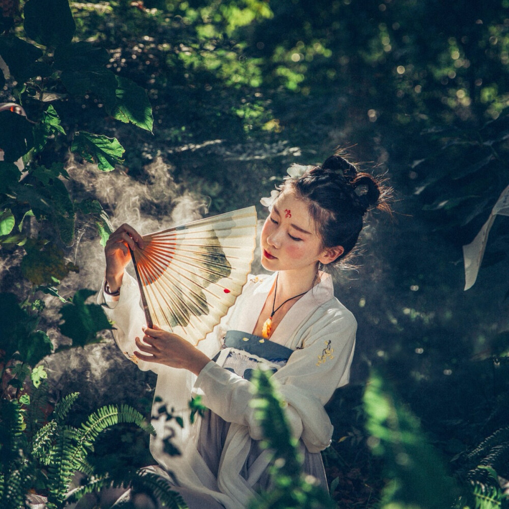 烧香扫地门半掩，几册闲书卷。古风女头