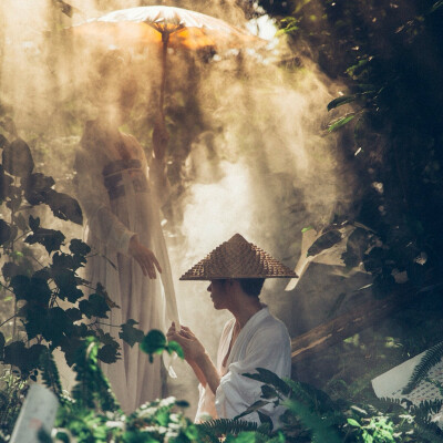 烧香扫地门半掩，几册闲书卷。古风女头