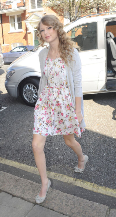 LEAVING HER HOTEL IN LONDON, ENGLAND-MARCH 21ST