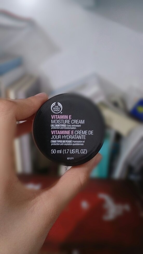 【THE BODY SHOP 维他命E润面霜】容易吸收，可以让皮肤变得柔嫩些，保湿效果还不错。