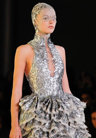 Alexander McQueen S/S 2012 服装设计是以水上魔法为主题 突显出一个个生动的精灵