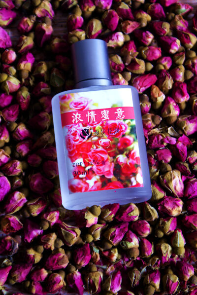 浓情蜜意，甜甜的花果香调，30ML，EDP12%，留香：6H+。高音：甜橙，甜橙花。中音：玫瑰，玫瑰草，天竺葵，丁香。低音：丝柏，安息香，东印度檀香。