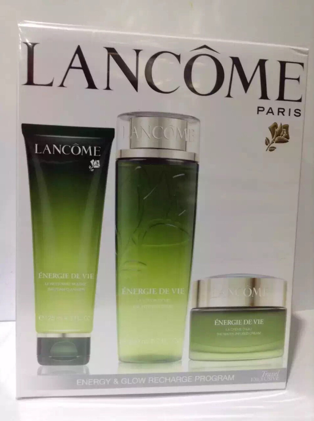  #LANCOME#草本系列，針對肌膚中的特定代謝過程，以幫助肌膚恢復平衡的能量流並改善氣色。使肌膚呈現柔軟、光滑與潤澤，令肌膚呈現水漾光澤，成就光滑亮澤，使肌膚透氣舒適，並得到有效養護。紅景天、龍膽根、野生山藥三種植物根部提取物的配製品對表皮和真皮細胞內生命能量流具有顯著的提升功效，以實現最佳的氣色。三件套包括潔面125ml 水200ml 面霜50ml