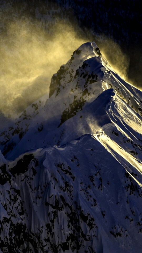 神秘金光笼罩的雪山。