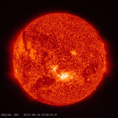 北京时间8月24日15:40，太阳动力学天文台SDO捕捉到一个M5.6级的太阳耀斑。
