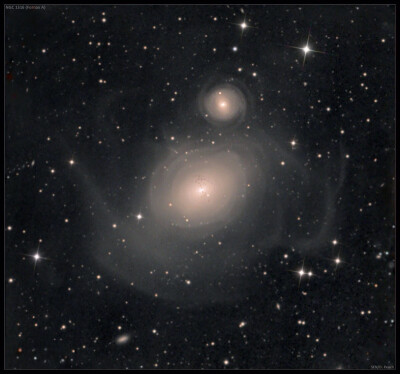 每日一天文图，NGC 1316: 星系碰撞之后。NGC 1316是一个巨大的椭圆星系，大约在一亿年前，它开始吞噬位于其上方紧邻的一个较小的旋涡星系NGC 1317。