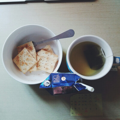 day2 午餐 苏打饼干四块 纯甄酸奶一支 绿茶一杯