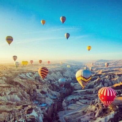 卡帕多奇亚 Anatolia 最适合玩热气球的地方..土耳其安那托利亚(Anatolia)的腹地，让卡帕多奇亚（Cappadocia）久负盛名的还有建于十世纪、装饰着华美湿壁画的拜占庭风格的岩窟教堂。