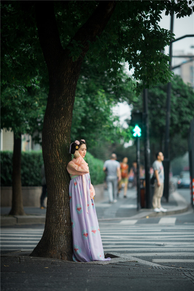 『紫珠』。服装：花间赋汉服，出境：VV，摄影：东边糖糖云。