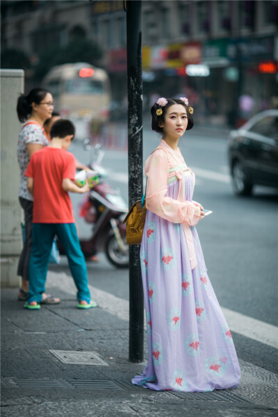 『紫珠』。服装：花间赋汉服，出境：VV，摄影：东边糖糖云。