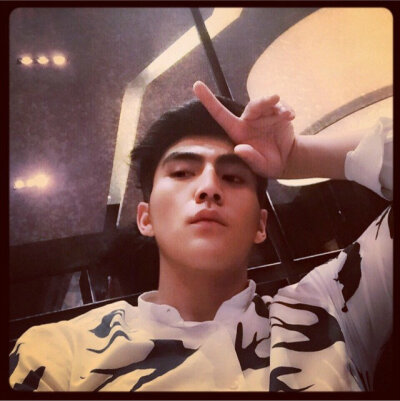 拍照要什么最佳角度，我们这样拍也照样是帅的