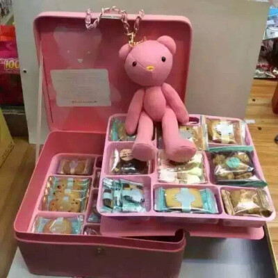 每一个女孩的心，洛可可小熊都知道爱她，新年情人节就送她一份粉色洛可可吧，超级高档的礼盒