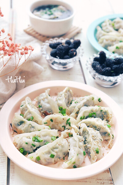 早安，今日早餐：煎饺+馄饨紫菜汤+桑葚。 ps:脆底煎饺吃起来好香，一盘都吃不够，做法公众号里回复38查看食谱。公众号:kitchenwu