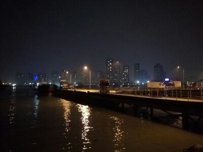 夜雨凄迷，心凉如水。。。