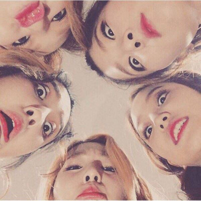 「red velvet」 Red Velvet是韩国SM娱乐有限公司于2014年8月推出的女子演唱组合，起初由裴珠泫（Irene）、姜涩琪（SeulGi）、孙承欢（Wendy）、朴秀荣（Joy）4人组成。 2015年3月11日，Red Velvet的经纪公司宣布增添…