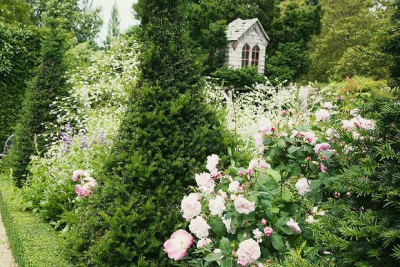 英国Hanham Court 花园 花园位于英格兰格洛斯特郡，是一座拥有非凡建筑历史的古老庄园，准确说，这座庄园保留有自法国诺曼王朝征服这里开始每个世纪的建筑特征。三角墙和门房是都铎王朝时期的，大厅是伊丽莎白一世时…