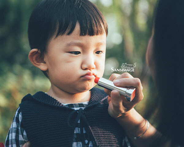 听说要抹口红了，一秒钟撅起小嘴巴~