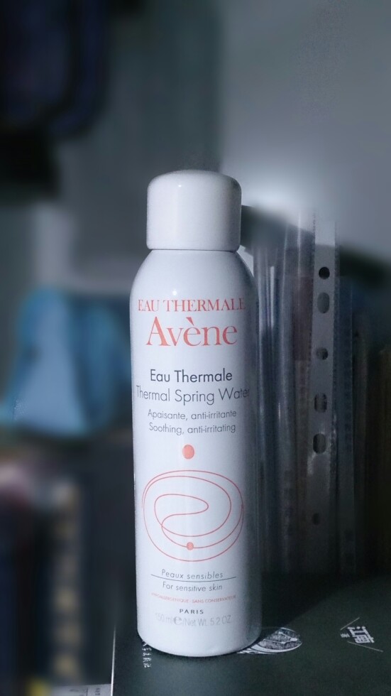 【雅漾Avene 舒护活泉喷雾】敏感肌的救星啊w镇定舒缓。前几天不知道吃了什么过敏，泡了个纸模 [是的喷雾也可以泡纸模，对着盖子狂喷再把纸模扔进去就行了] 第二天脸就不那么红了！！ 有时候拿来做二次清洁，留在脸上自然风干会吸收皮肤水分的。