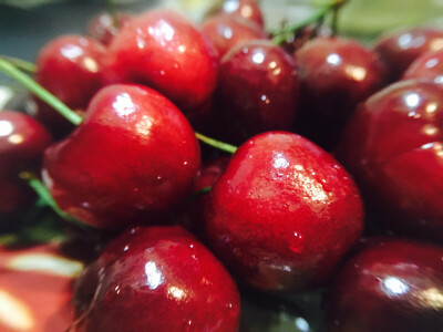 樱桃～“人就是这样，不喜欢别人骗自己，却喜欢自己骗自己。”