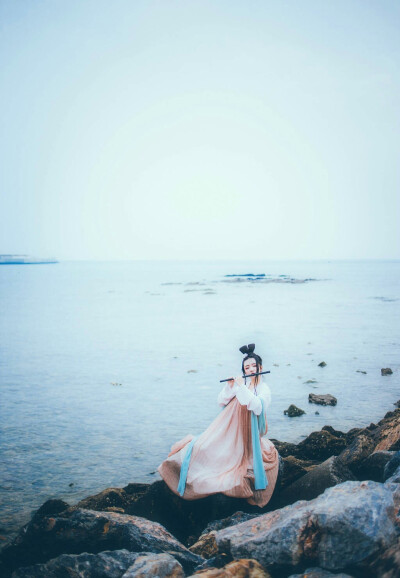 笛咽离亭断客魂，峭帆东望海天昏。