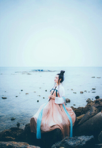  笛咽离亭断客魂，峭帆东望海天昏。