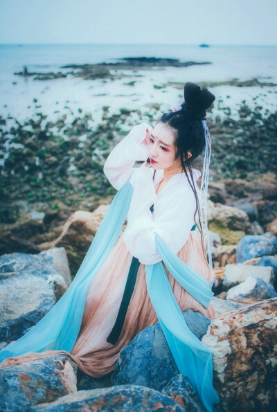  笛咽离亭断客魂，峭帆东望海天昏。