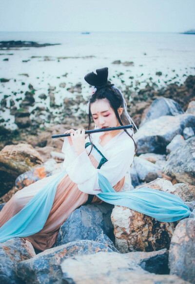  笛咽离亭断客魂，峭帆东望海天昏。