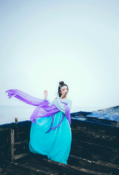  笛咽离亭断客魂，峭帆东望海天昏。