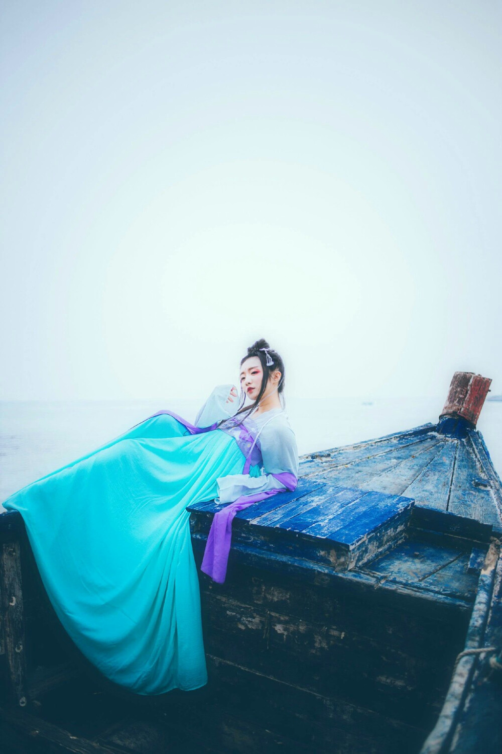  笛咽离亭断客魂，峭帆东望海天昏。