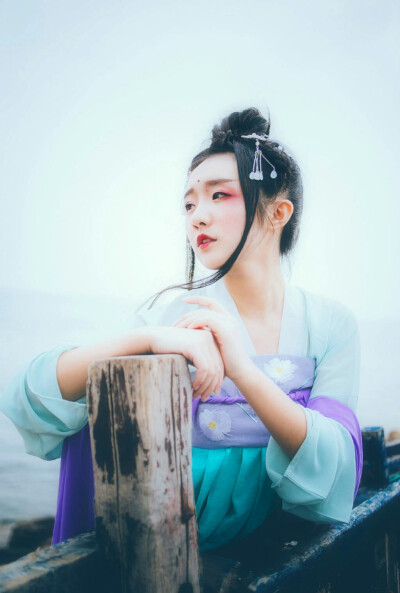  笛咽离亭断客魂，峭帆东望海天昏。