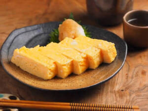 「厚蛋烧」材料：卷心菜、虾皮、鸡蛋、花椒、盐、胡椒粉、鸡粉、葱姜、料酒。 
步骤：1.油热放入花椒爆香后捞出，放入虾皮翻炒。 
2.放入葱姜、虾皮炒香后，放入卷心菜丝、鸡粉、盐翻炒。 
3.卷心菜炒软后盛出即可。 
4.鸡蛋加盐、胡椒粉、料酒打散备用。 
5.油七成热后关小火，倒入１/3蛋液摊成蛋饼，底部凝固后，炒好的卷心菜放在蛋饼中间，将两侧的蛋饼叠起来，用铲子压住，在倒入１/3蛋液翻个。 
6.底部蛋液凝固后同样叠起来，翻个再倒入剩下的蛋液凝固即可。 
7、将蛋卷切段摆盘。
tips:1.适量加上些奶油口感更加顺滑。
2.炒好的卷心菜放晾后再用，并沥干汤汁。 
3.馅料不要放太多，第一次卷起来时蛋皮破了也没关系，还有蛋液可以弥补。 
4.卷蛋皮时可以用手帮忙，卷好后用铲子压住；待稍凉切段，段不要切太窄。