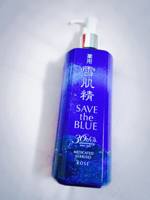 雪肌精 此款为500，日本限量版，据说中国买不到！最近用这个水湿敷，痘痘消下去很多！渐渐开始步入日产系列了