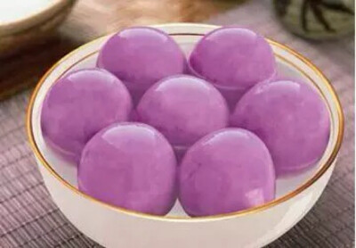 『紫薯汤圆』煮好去皮的紫薯，把它伴泥，加上温水再加上糯米粉去和成一个紫色的团，然后宁成一个个小圆球就可以啦；加点姜去煮汤圆，味道更好。
