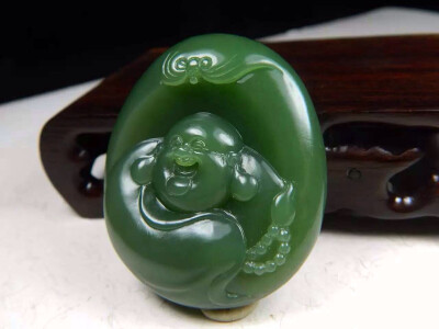【泰紫工坊】佛福相伴 51*44*15mm，55克，和田玉碧玉七号坑老料，碧玉菠菜绿，色泽艳丽，玉质极细，弥勒面部刻画惟妙惟肖，弥勒笑口、大肚，一应具全，憨态可掬，大智若愚，开口常笑，笑天下可笑之人；…