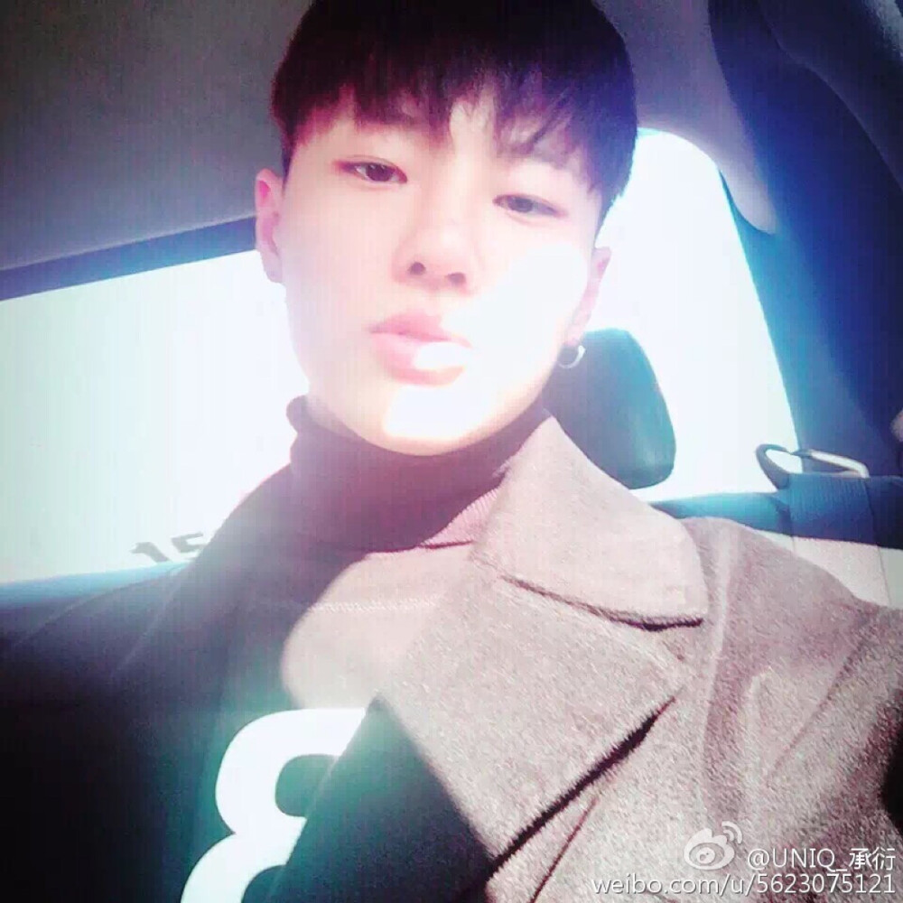 承衍更博：#UNIQ新年快乐# 来自#UNIQ#的新年礼物第二弹~即日起至1月11日12:00止，关注@UNIQ_OFFICIAL @UNIQ_承衍 并转发你的新年祝愿即可有机会获得藏有独家自拍照的美图V4手机一部，快来一起拍出美美的你吧！