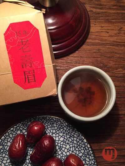 [雾霾天的茶] 白茶：陈皮=5:2。初试新白茶，对老茶客来说，或许有些寡淡，但“毫香蜜韵”的杏花香却记忆犹新，3-8年以上呈荷叶香，8-15年以上更有枣香，15年以上呈药香；汤色也会从柠檬水色过度到琥珀色。在力所能及…