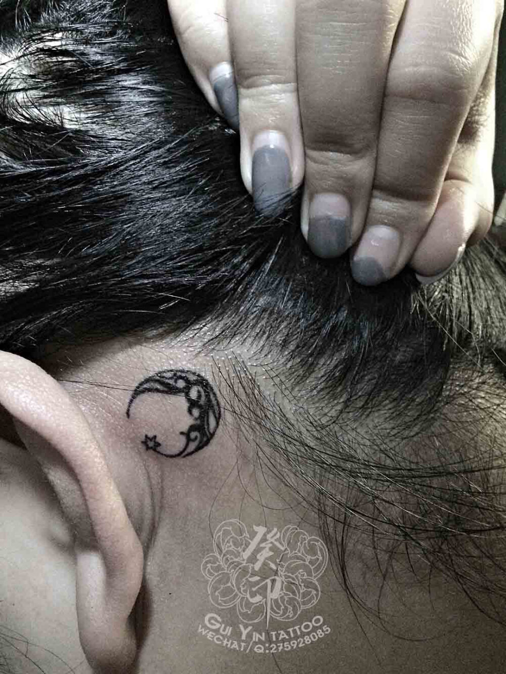 耳后 清新月亮纹身