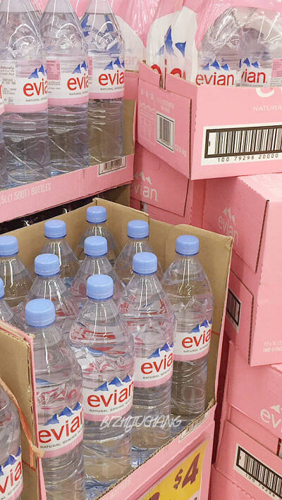 Evian 矿泉水 粉色 箱子 壁纸 锁屏 背景图 少女